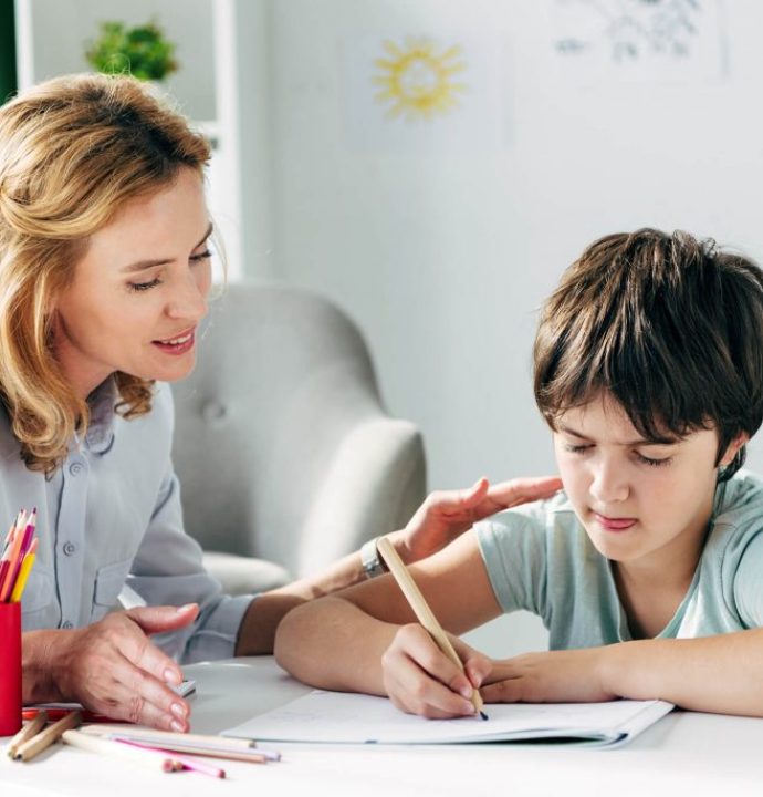 kid-with-dyslexia-drawing-with-pencil-and-child-ps-DUTGTDM-1024x684