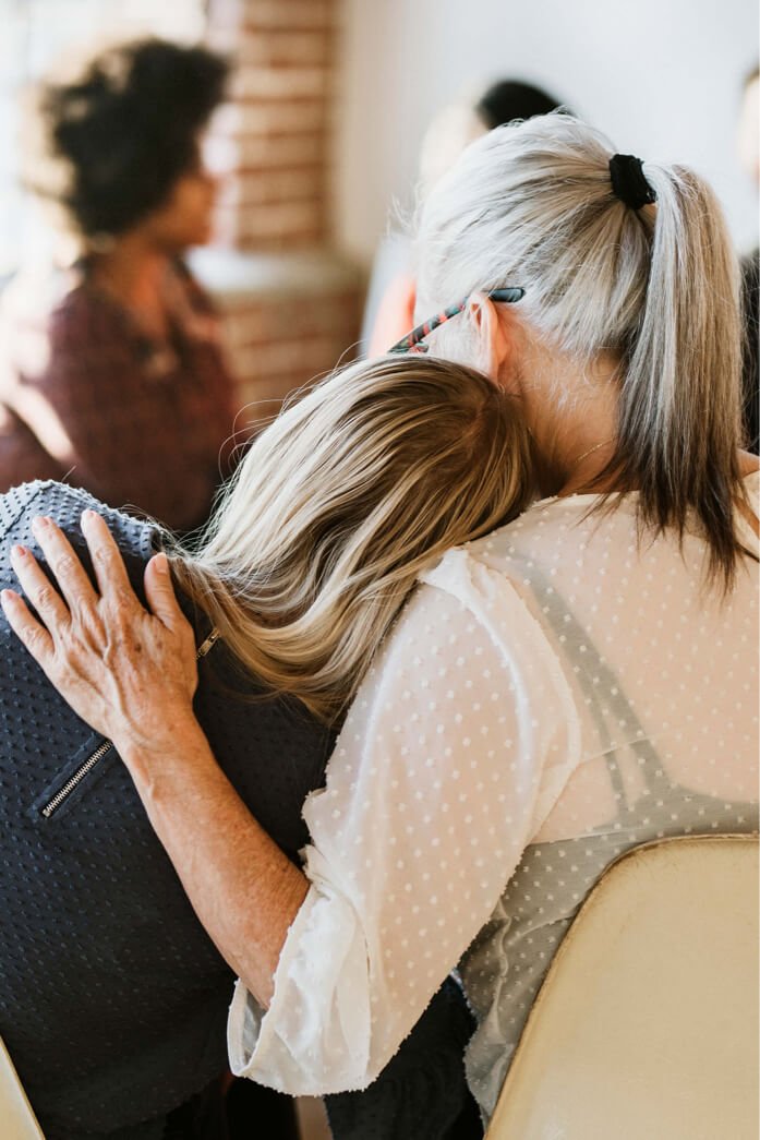 people-support-each-other-in-a-rehab-session-X6RN8PK1.jpg